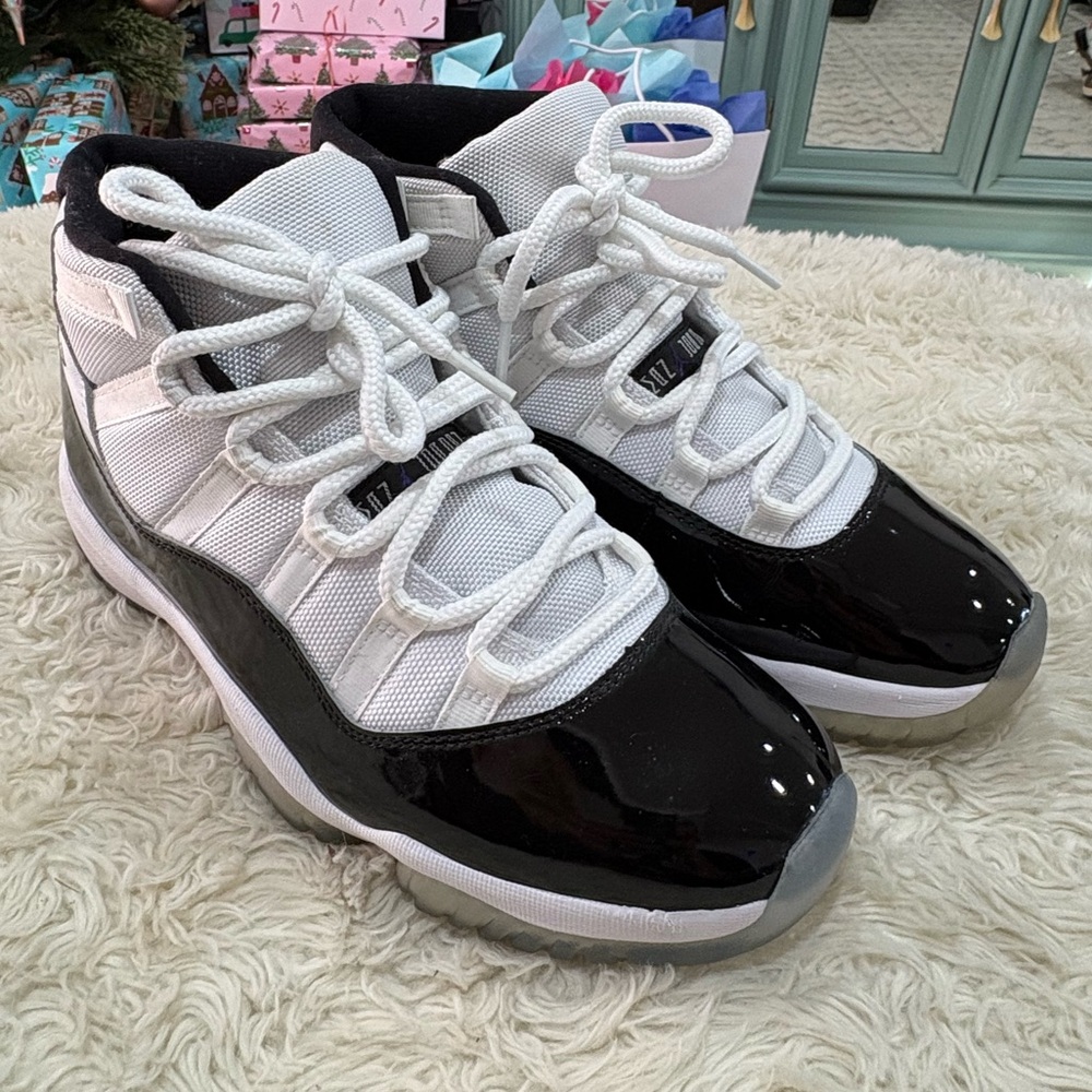 Jordan retro 11 concord 2018 size 9